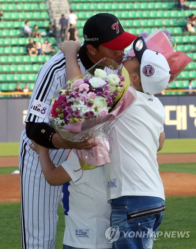 아들과 입맞춤하는 LG 이병규