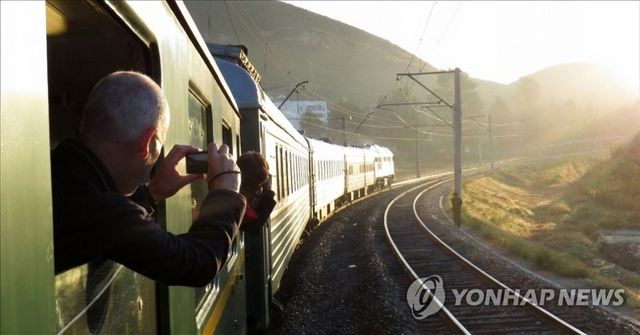 관광열차로 북한 여행하는 외국인