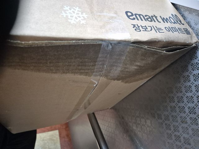 아이스팩이 녹아 축축해진 택배상자