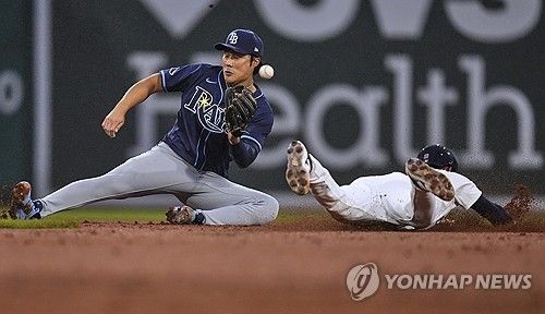 수비하는 김하성