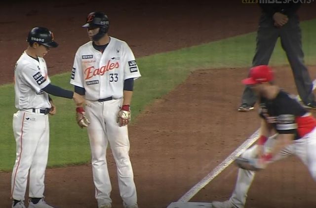 견제사 당하는 유로결(가운데)