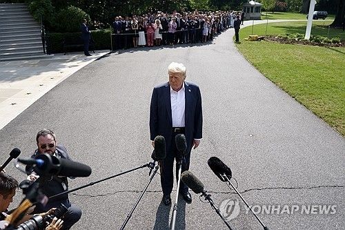 취재진과 문답하는 도널드 트럼프 미국 대통령