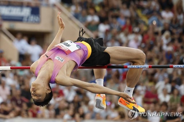 바를 넘는 우상혁