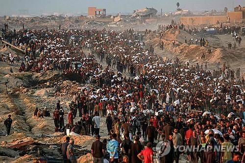 밀가루 구호품을 지고 이동하는 가자 주민들