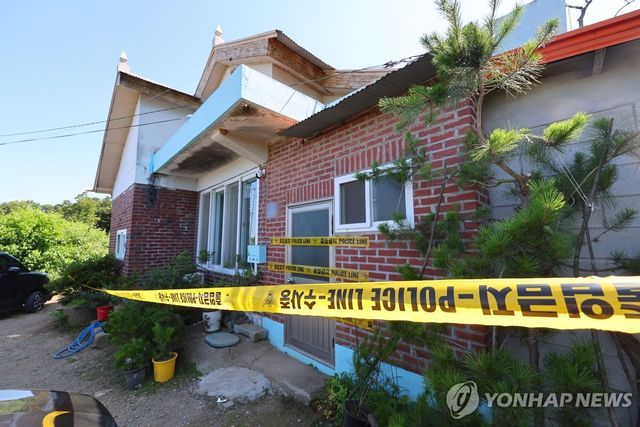 일가족 3명 살해된 주택에 설치된 폴리스라인