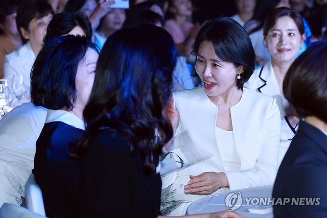 어린이 합창단원에게 꽃 전달받는 김혜경 여사