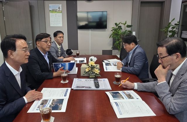 박동식 사천시장(왼쪽)과 서천호 국회의원