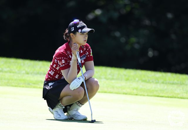 그린을 읽는 박현경.