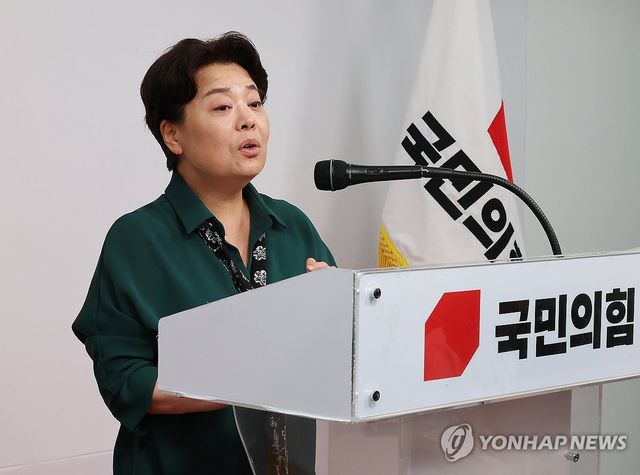 브리핑하는 윤희숙 혁신위원장