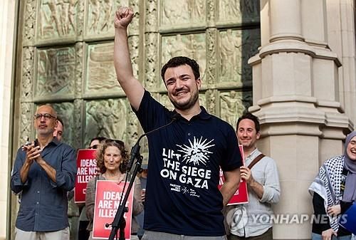 104일 만에 풀려난 뒤 지지자들의 환영을 받은 미국 컬럼비아대 전 대학원생 마흐무드 칼릴 [EPA 연합뉴스 자료사진] 