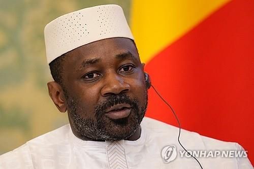 말리 군정 수반인 이시미 고이타 임시 대통령