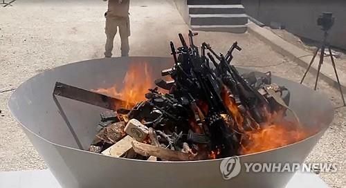 이라크 북부서 열린 PKK 무기 소각식