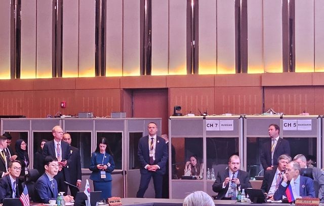 박윤주 외교차관(왼쪽)과 라브로프 러시아 외무장관