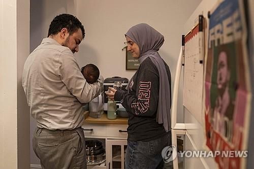 구금에서 풀려난 뒤 가족과 함께 시간을 보내고 있는 전 컬럼비아 대학원생 마흐무드 칼릴 [AP=연합뉴스] 