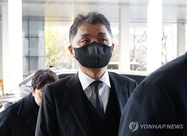 재판 출석하는 김범수 위원장