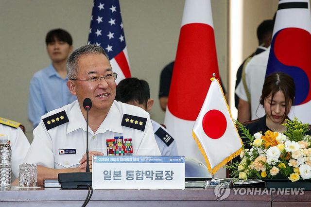 발언하는 일본 통합막료장