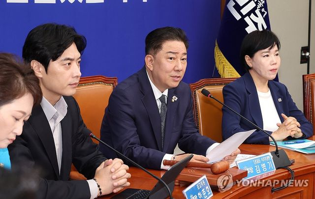 최고위원회의에서 발언하는 김병기 당 대표 직무대행