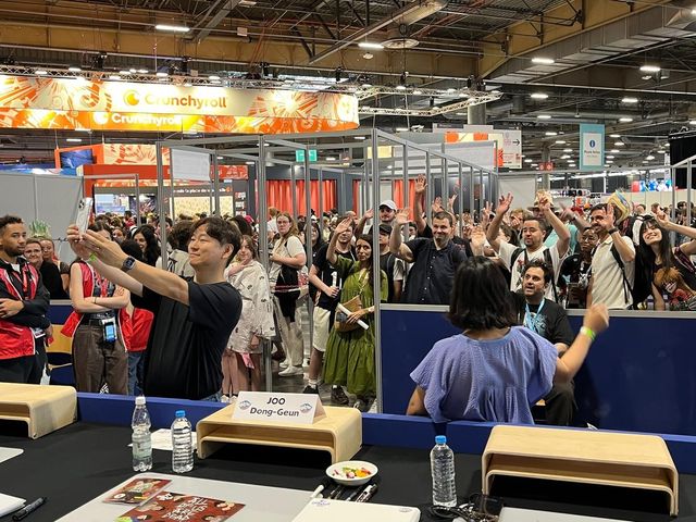 프랑스 어메이징 페스티벌에서 팬들과 사진을 찍는 주동근 작가