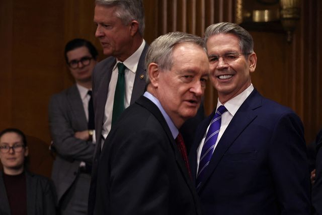 헤지펀드 대부 조지 소로스(중간)와 스콧 베선트 미국 재무장관(오른쪽)