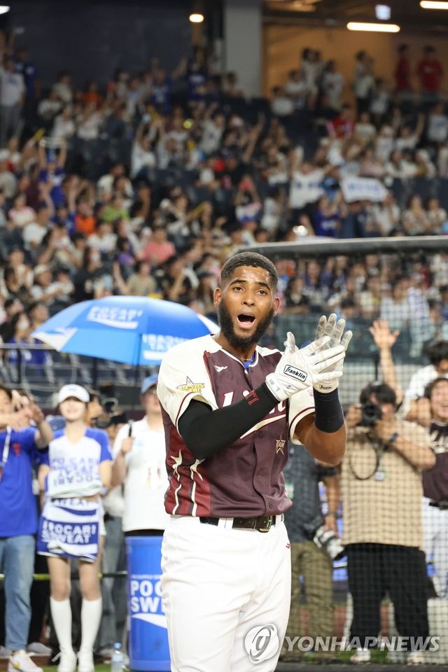 홈런 더비 우승 확정한 뒤 기뻐하는 삼성 디아즈