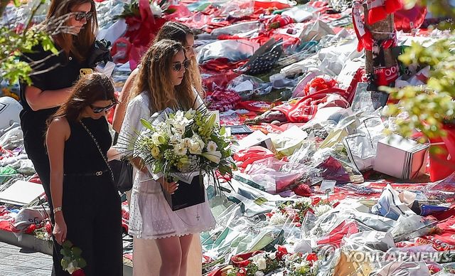 안필드에 마련된 추모공간을 찾은 조타의 아내 