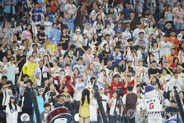 퓨처스 올스타전 즐기는 관중들