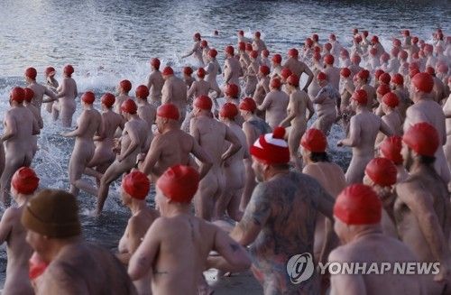 호주 겨울바다 수영축제에 참여한 시민들