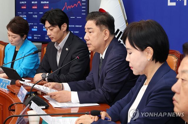 최고위원회의에서 발언하는 김병기 당 대표 직무대행