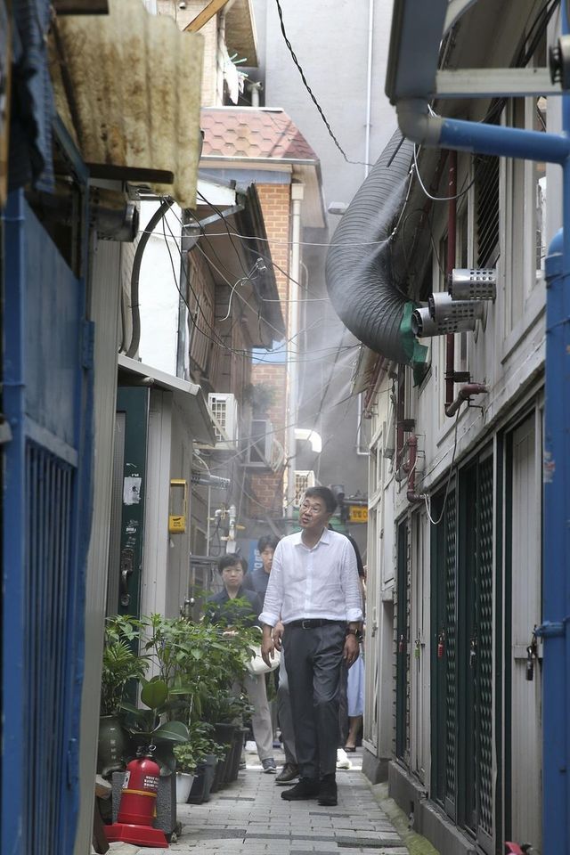 돈의동 쪽방촌을 점검하는 정문헌 종로구청장