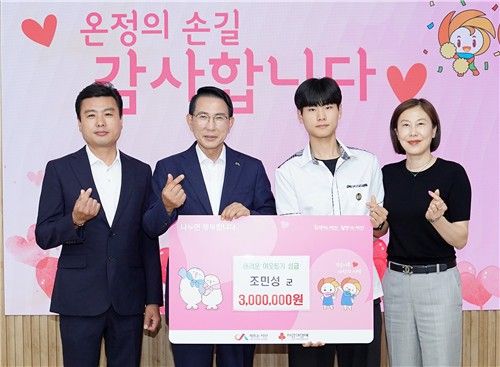 서산 조덕래 씨 가족과 이완섭(왼쪽에서 2번째) 서산시장.