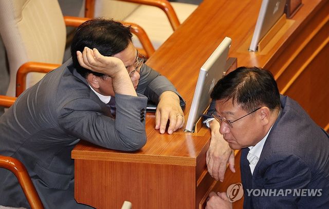 정점식 의원과 대화하는 송언석 비상대책위원장