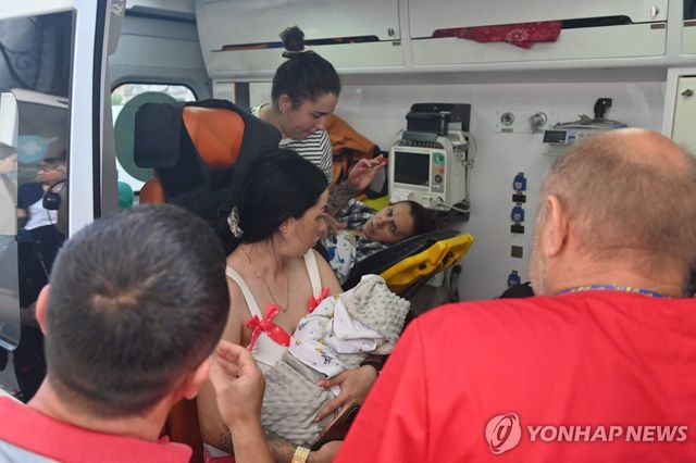 하르키우 산부인과 병원에서 공습을 피해 탈출한 산모와 아기들