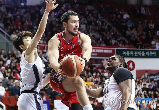 지난 시즌 고메즈(가운데)의 경기 모습