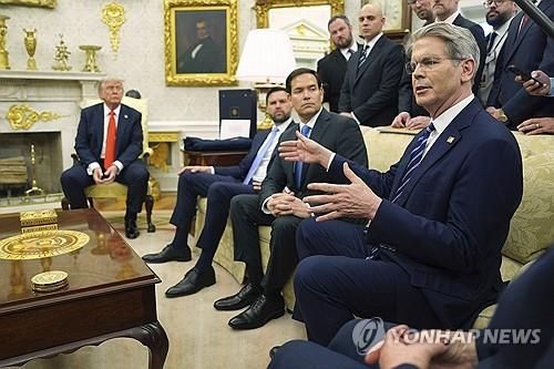 스콧 베선트 재무장관(오른쪽)과 도널드 트럼프 대통령(왼쪽)