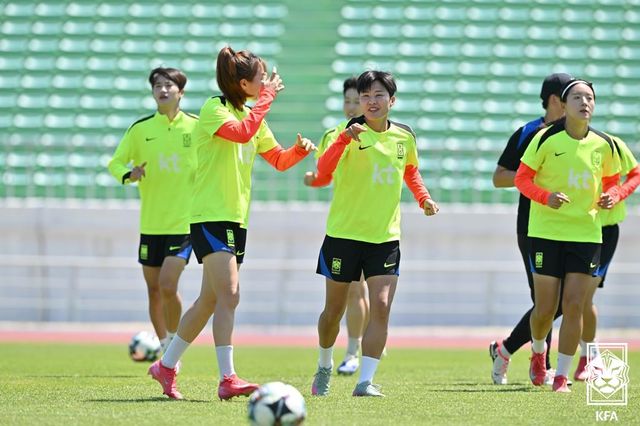 훈련에 열중하는 여자 축구 대표팀 선수들