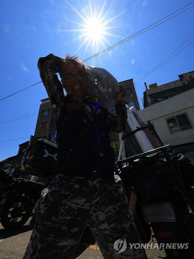 폭염 아래 땀 흘리는 배달노동자