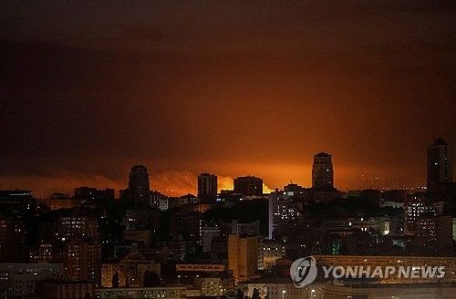 드론 폭발로 밝아진 키이우 밤하늘