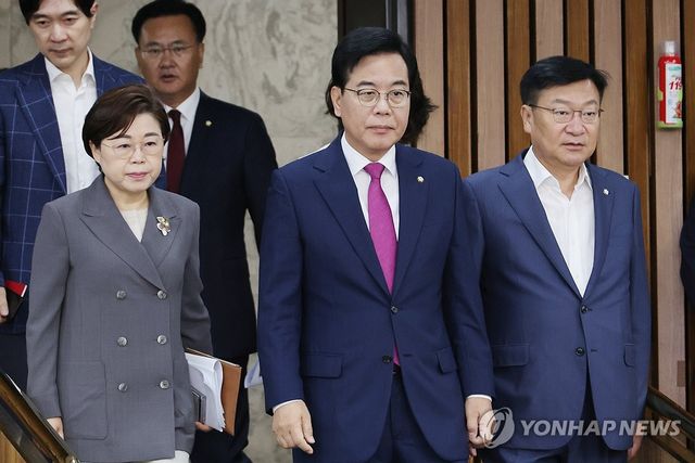 원내대책회의 참석하는 송언석 원내대표