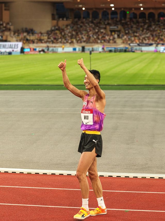 관중들에게 인사하는 우상혁