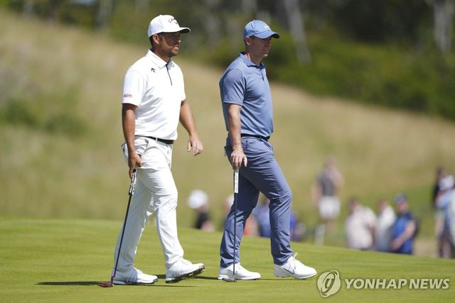 로리 매킬로이(오른쪽)와 잰더 쇼플리