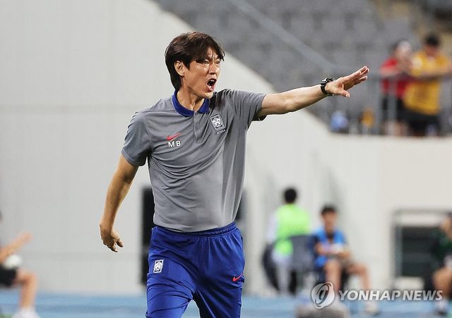 작전 지시하는 홍명보 감독