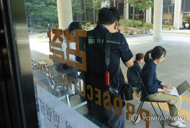 고검 앞 대기하는 기자들