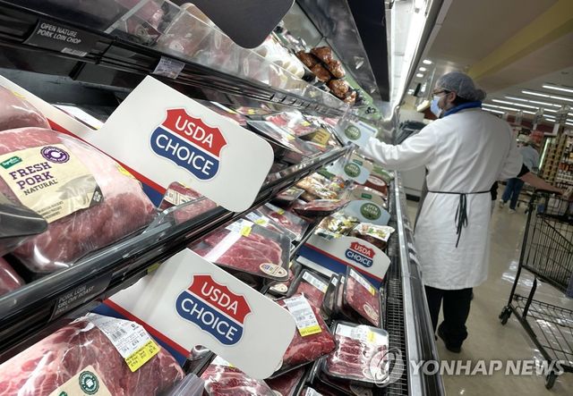미국 캘리포니아주의 한 식료품점에 진열된 소고기