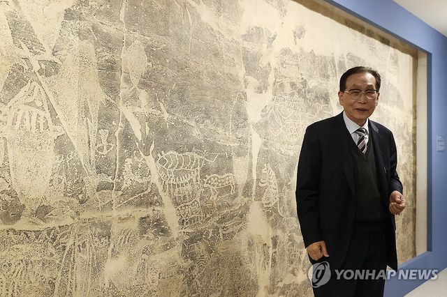 전시 소개하는 문명대 명예교수