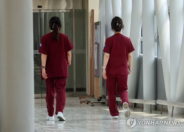 서울 시내 한 대형병원에서 의료 관계자들이 이동하고 있다.