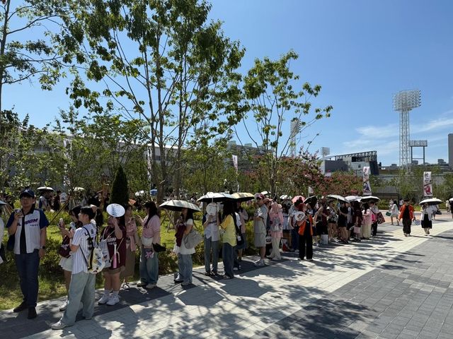 올스타전 입장을 앞두고 기념품을 받기 위해 줄 서 있는 키움 팬들