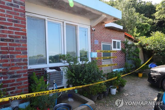 일가족 3명 살해된 주택에 설치된 폴리스라인