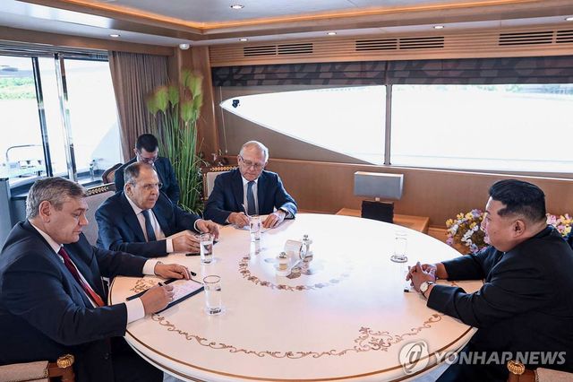 북한 원산서 김정은과 만난 세르게이 라브로프 러시아 외무장관