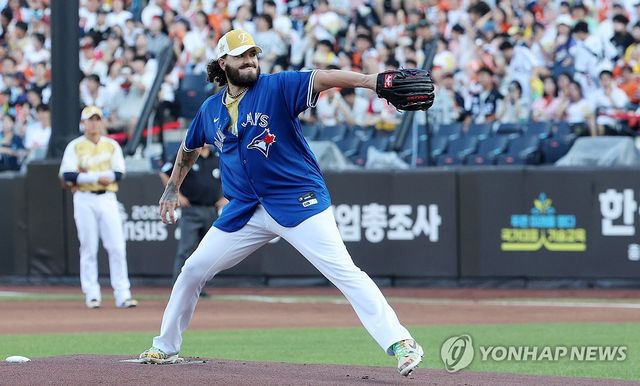 류현진 유니폼 입은 폰세