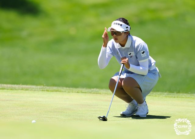 그린을 읽는 김민주.